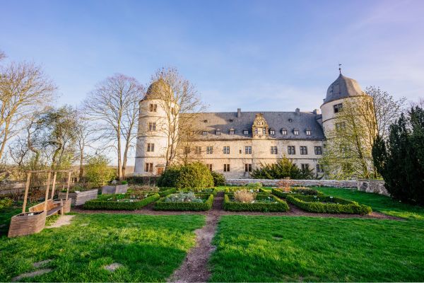Blick auf die Wewelsburg und die Kräuterbeete im Frühling 2021